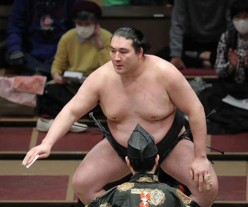 琴ノ若を寄り切りで破り、土俵から引き揚げる竜電（撮影・河田真司）