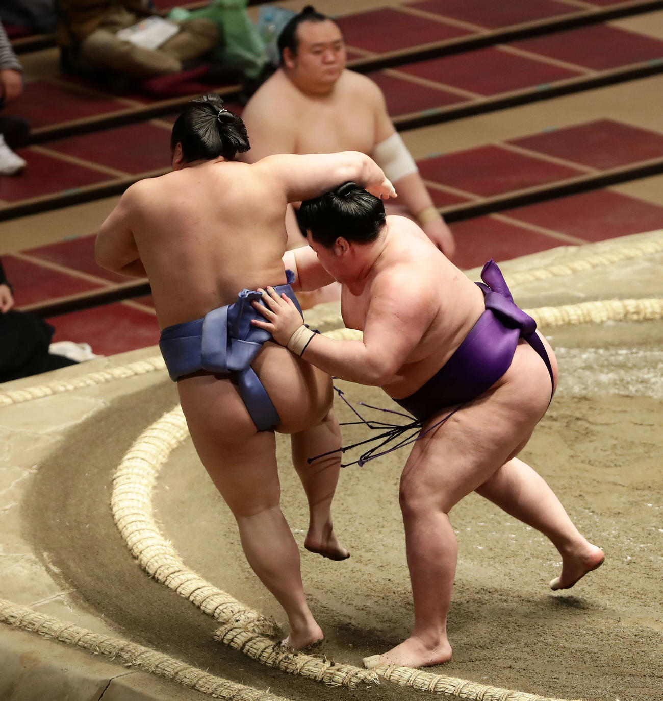 翔猿（左）を押し出しで破った明生（撮影・丹羽敏通）