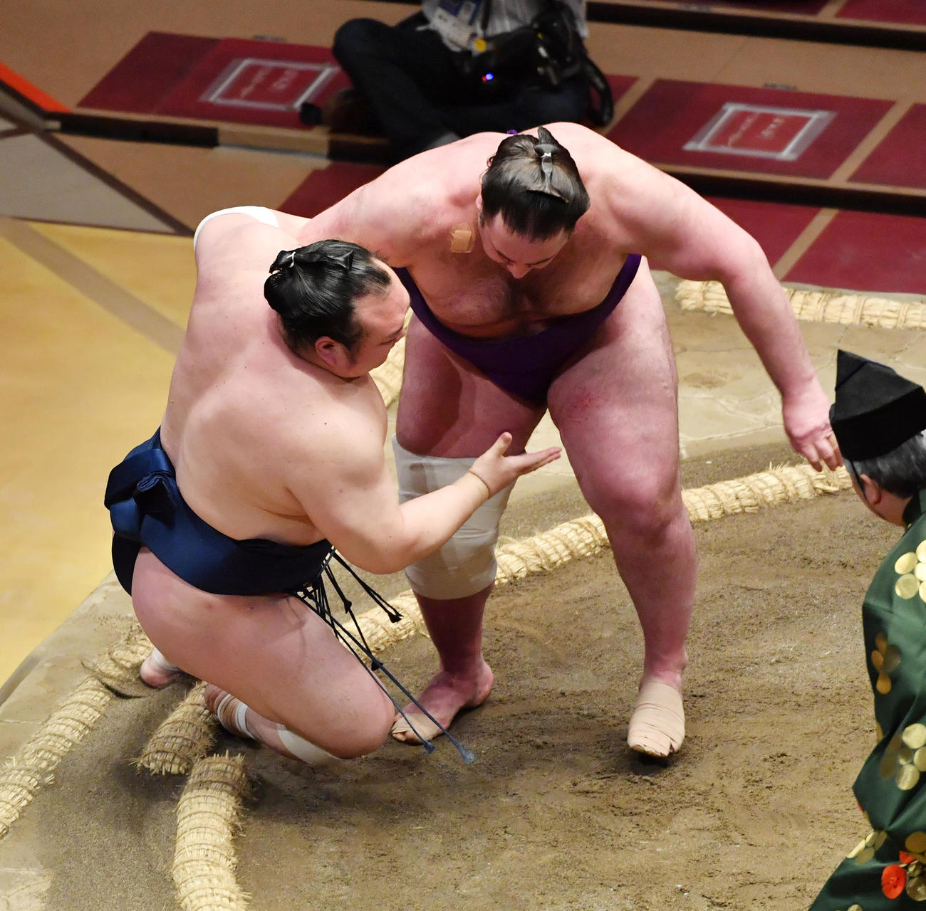 栃ノ心（右）は宝富士を下手投げで破る（撮影・柴田隆二）
