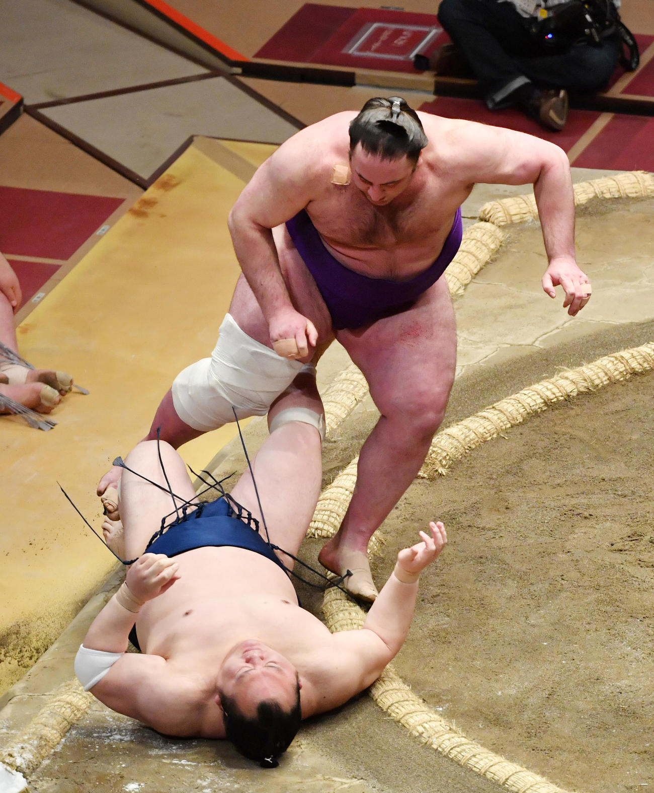 栃ノ心（上）は宝富士を下手投げで破る（撮影・柴田隆二）