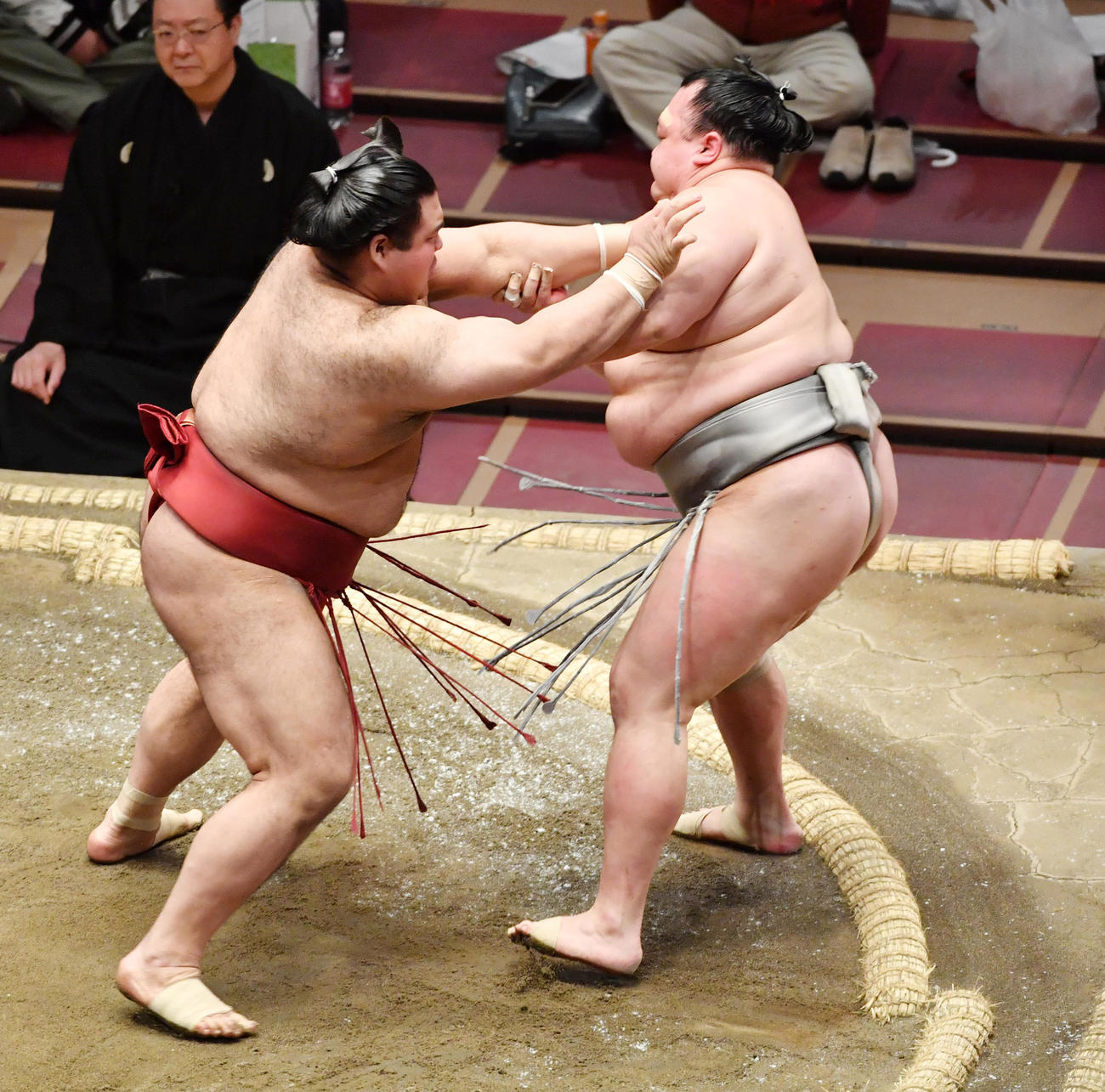 高安（左）は北勝富士を押し出しで破る（撮影・柴田隆二）