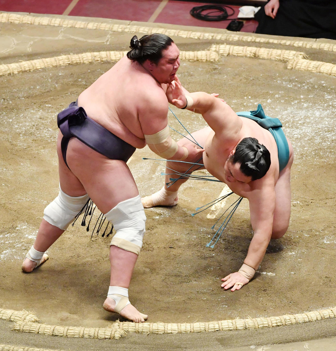 照ノ富士(左)は玉鷲を突き落としで破る（撮影・柴田隆二）