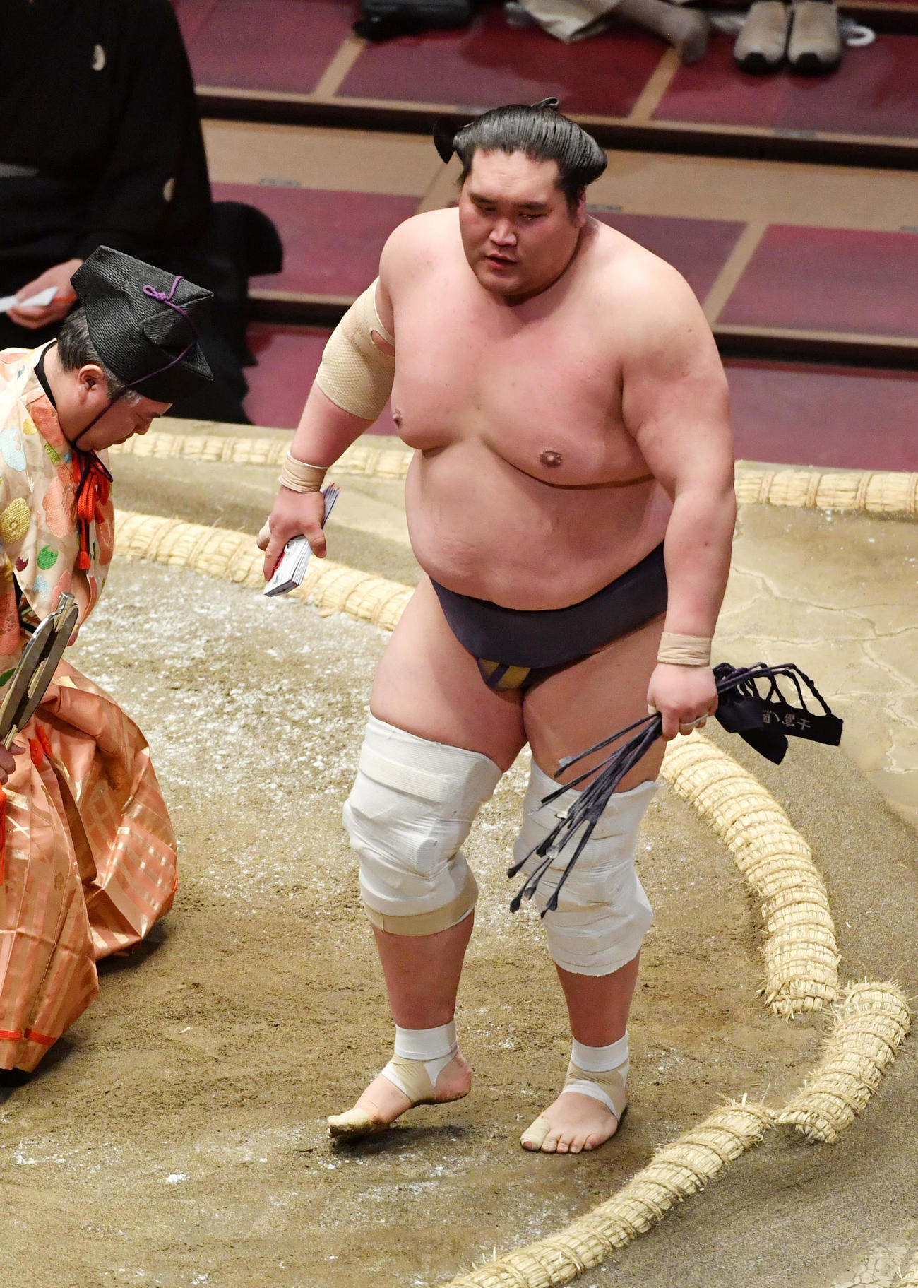 照ノ富士は玉鷲を突き落としで破る（撮影・柴田隆二）