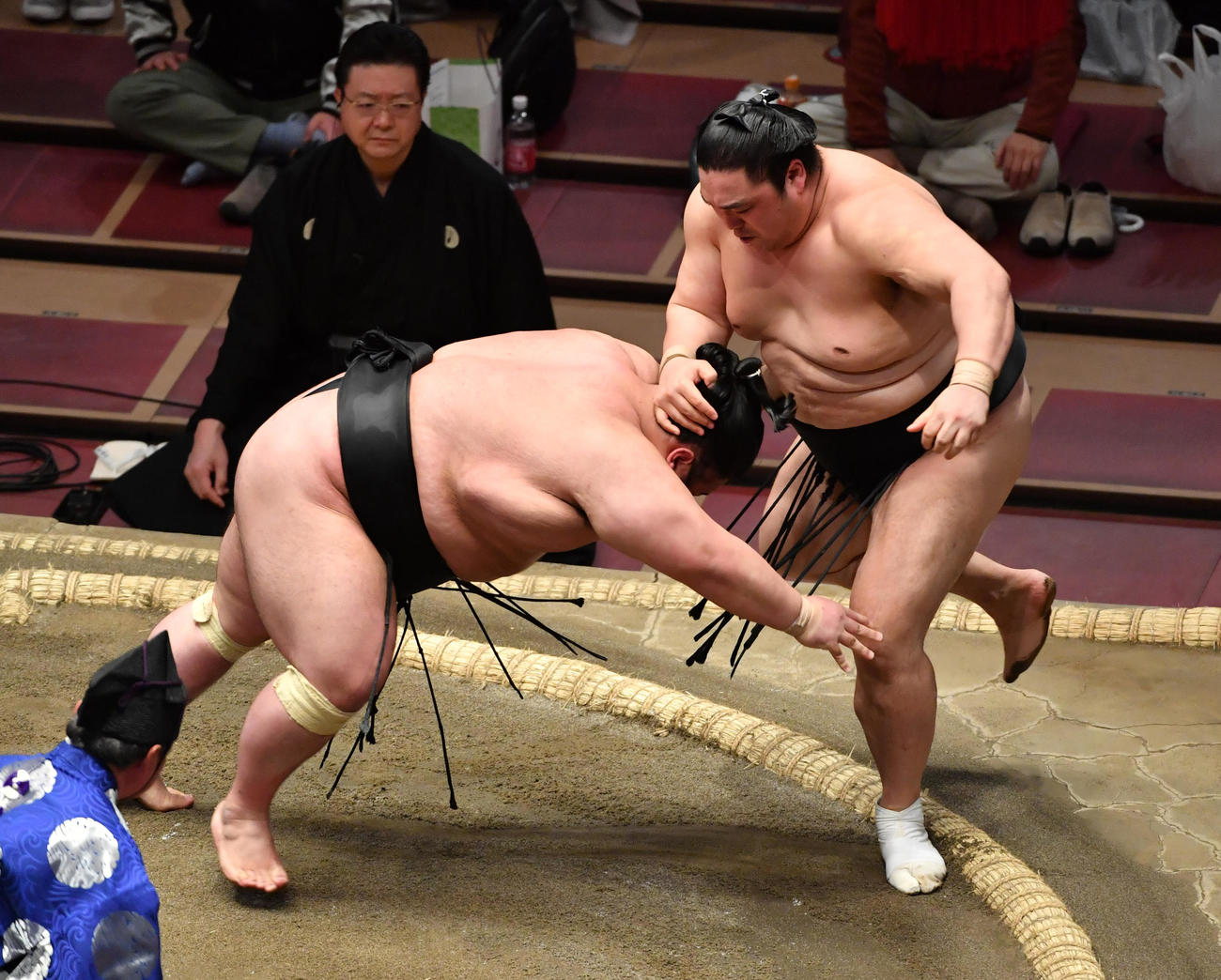 貴景勝(左)は隠岐の海を押し出しで破る（撮影・柴田隆二）