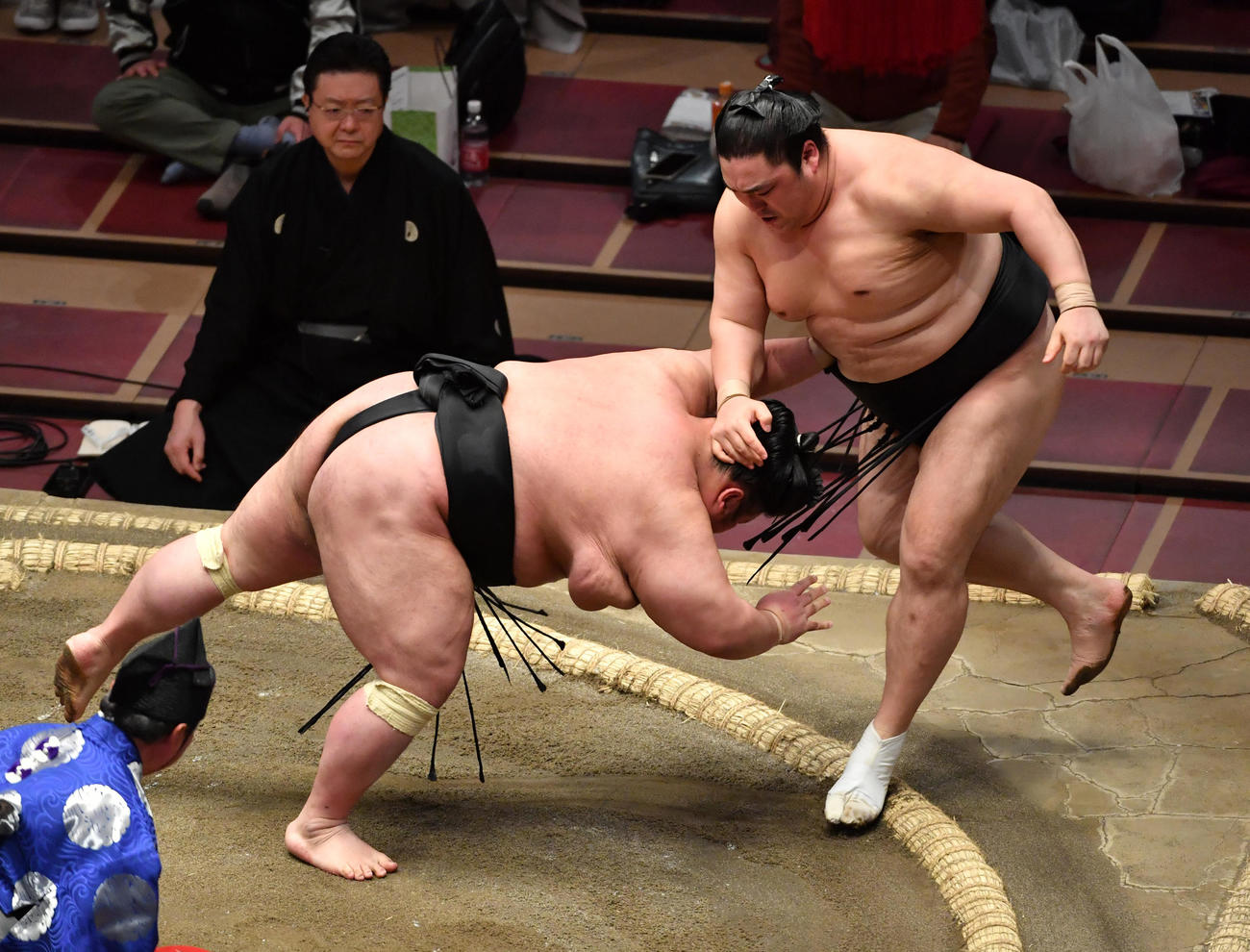 貴景勝(左)は隠岐の海を押し出しで破る（撮影・柴田隆二）