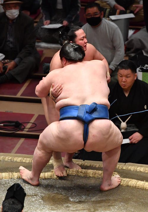 逸ノ城（手前）は翠富士を寄り切りで破る（撮影・柴田隆二）