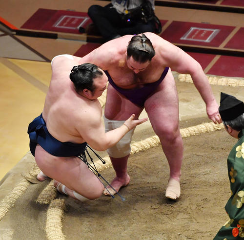 栃ノ心（右）は宝富士を下手投げで破る（撮影・柴田隆二）