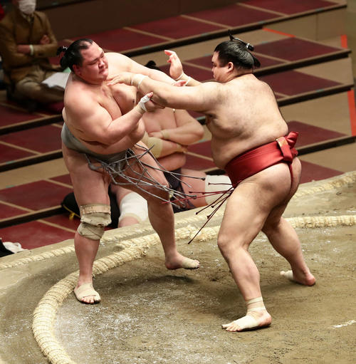 北勝富士（左）を押し出しで破った高安（撮影・丹羽敏通）