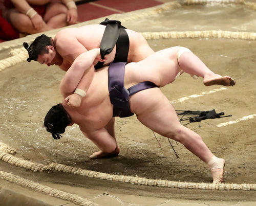 阿武咲をすくい投げで破った霧馬山（撮影・丹羽敏通）