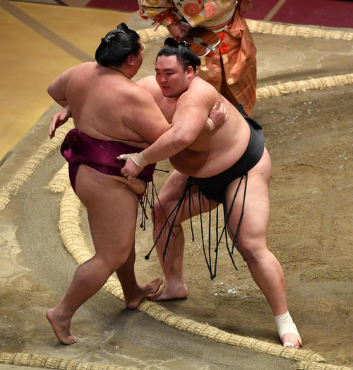 朝乃山(右)は御嶽海を寄り切りで破る（撮影・柴田隆二）