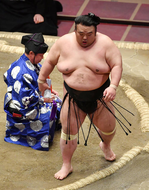 貴景勝は隠岐の海を押し出しで破る（撮影・柴田隆二）