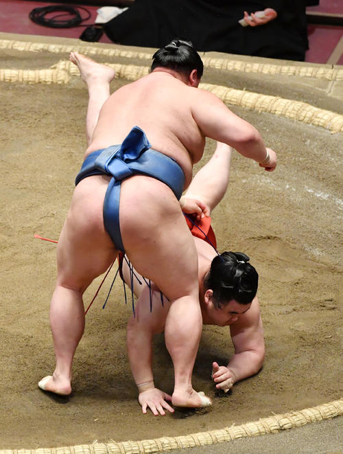 正代（手前）は隆の勝をはたき込みで破る（撮影・柴田隆二）