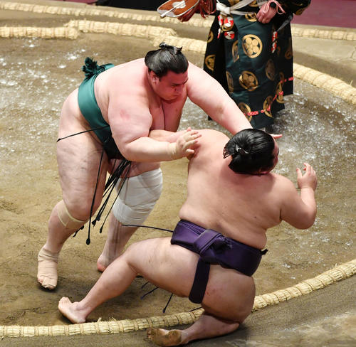 碧山（左）は大奄美を押し倒しで破る（撮影・柴田隆二）
