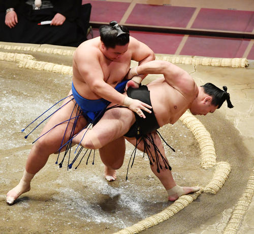 琴勝峰（左）は照強を送り出しで破る（撮影・柴田隆二）