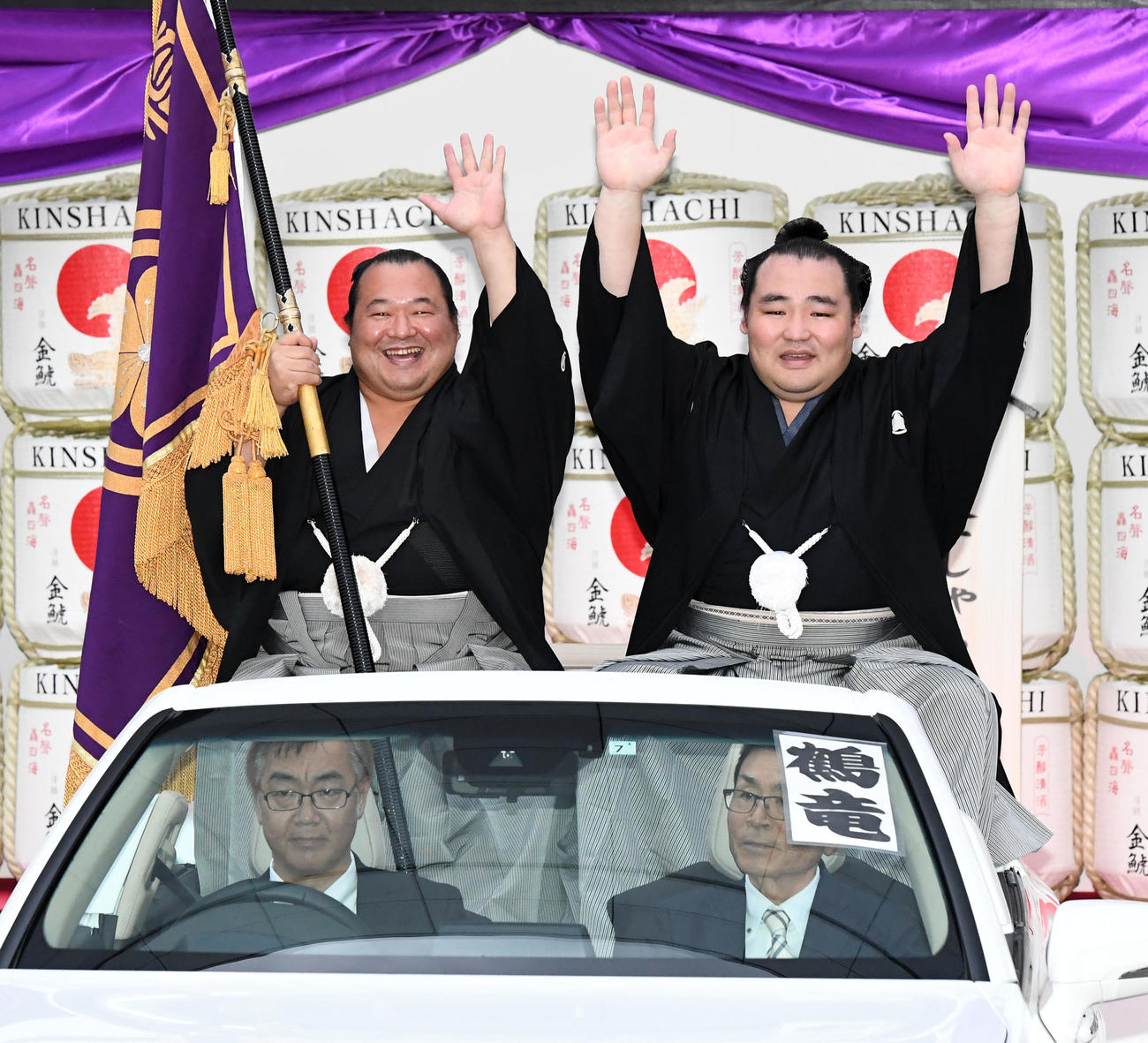 笑顔で優勝パレードに出発する鶴竜（2019年7月21日撮影）