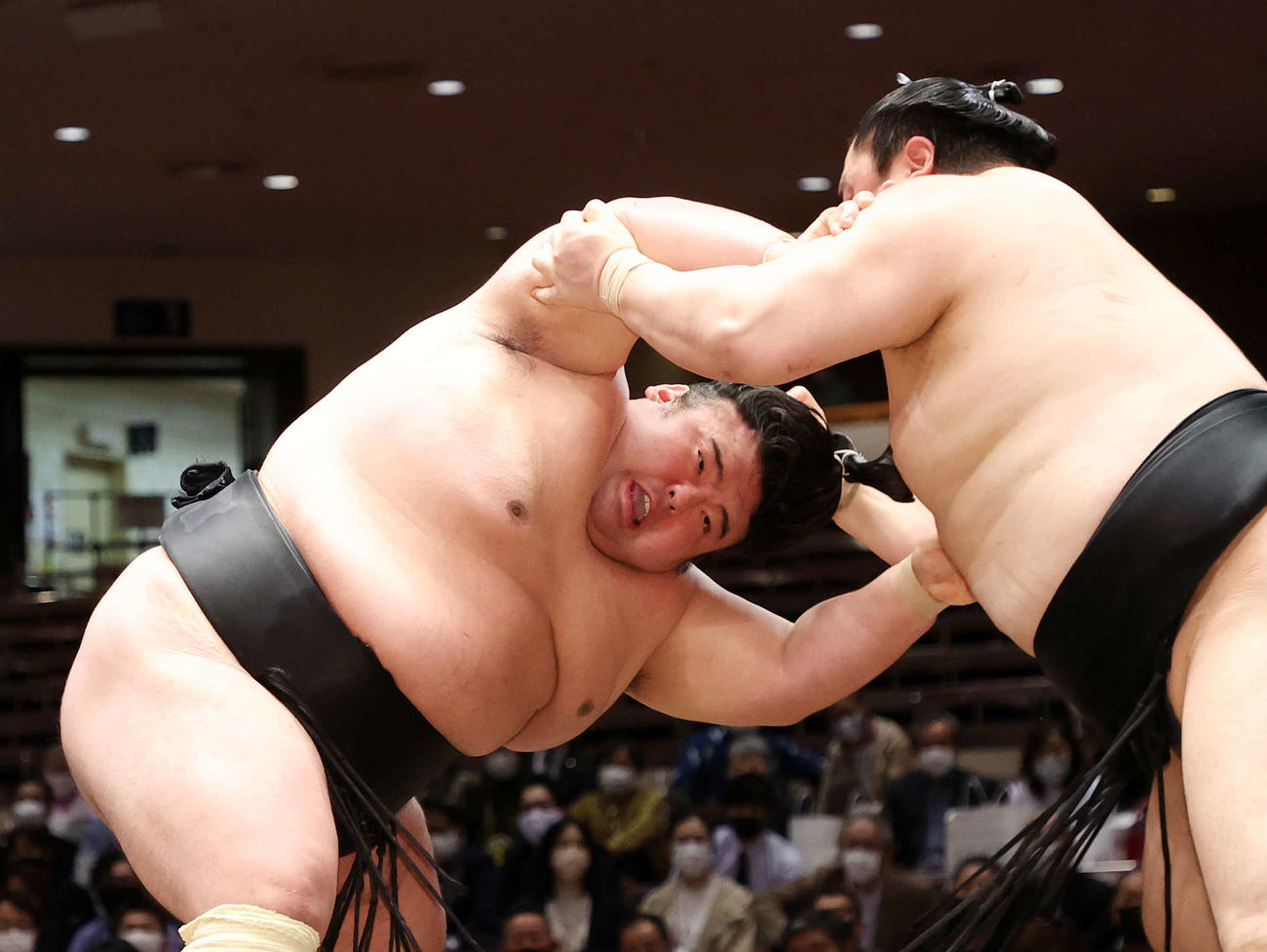 隠岐の海（右）の攻めを耐える貴景勝（撮影・鈴木正人）