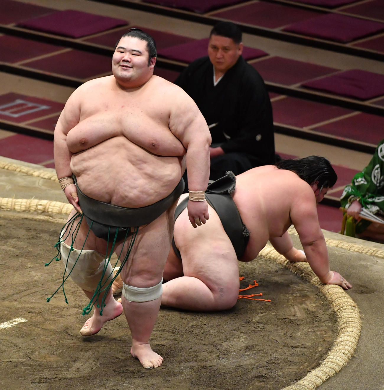 高麗の国（左）は欧鈴木を突き落としで破り三段目優勝を決め笑顔を見せる（撮影・柴田隆二）