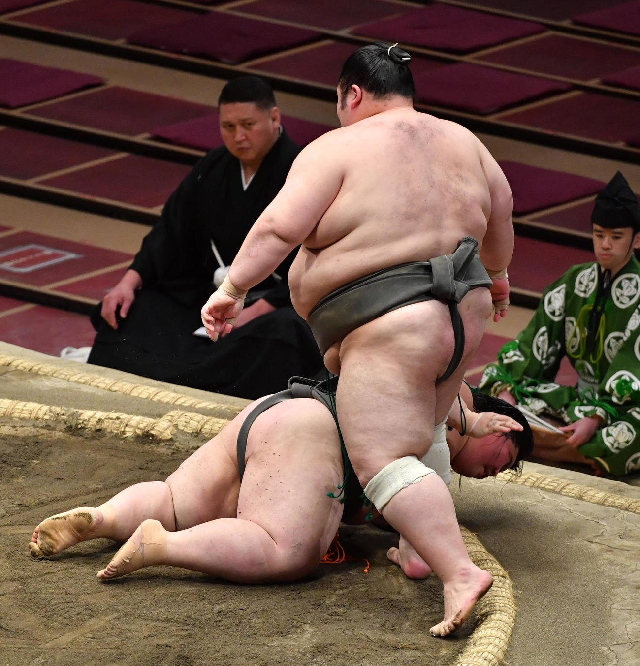 高麗の国（手前）は欧鈴木を突き落としで破り三段目優勝を決める（撮影・柴田隆二）