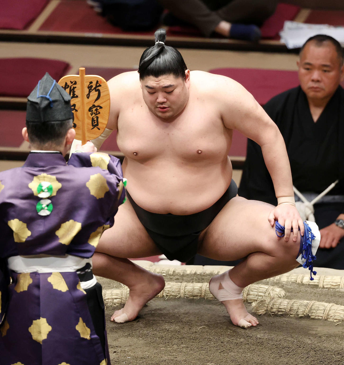 時栄を引き落としで破り勝ち名乗りを受ける阿炎（撮影・鈴木正人）