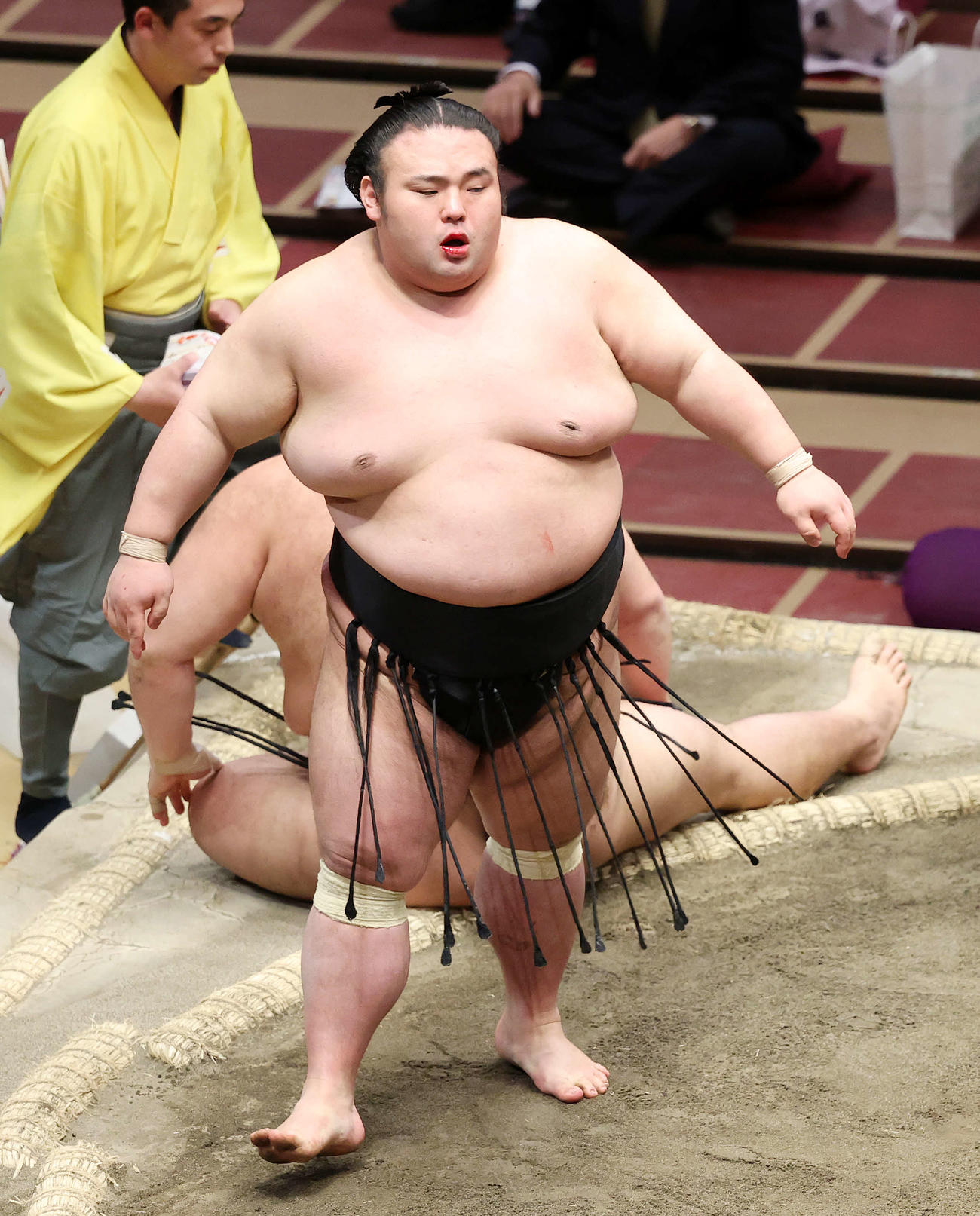 朝乃山（後方）をはたき込みで破った貴景勝（撮影・鈴木正人）