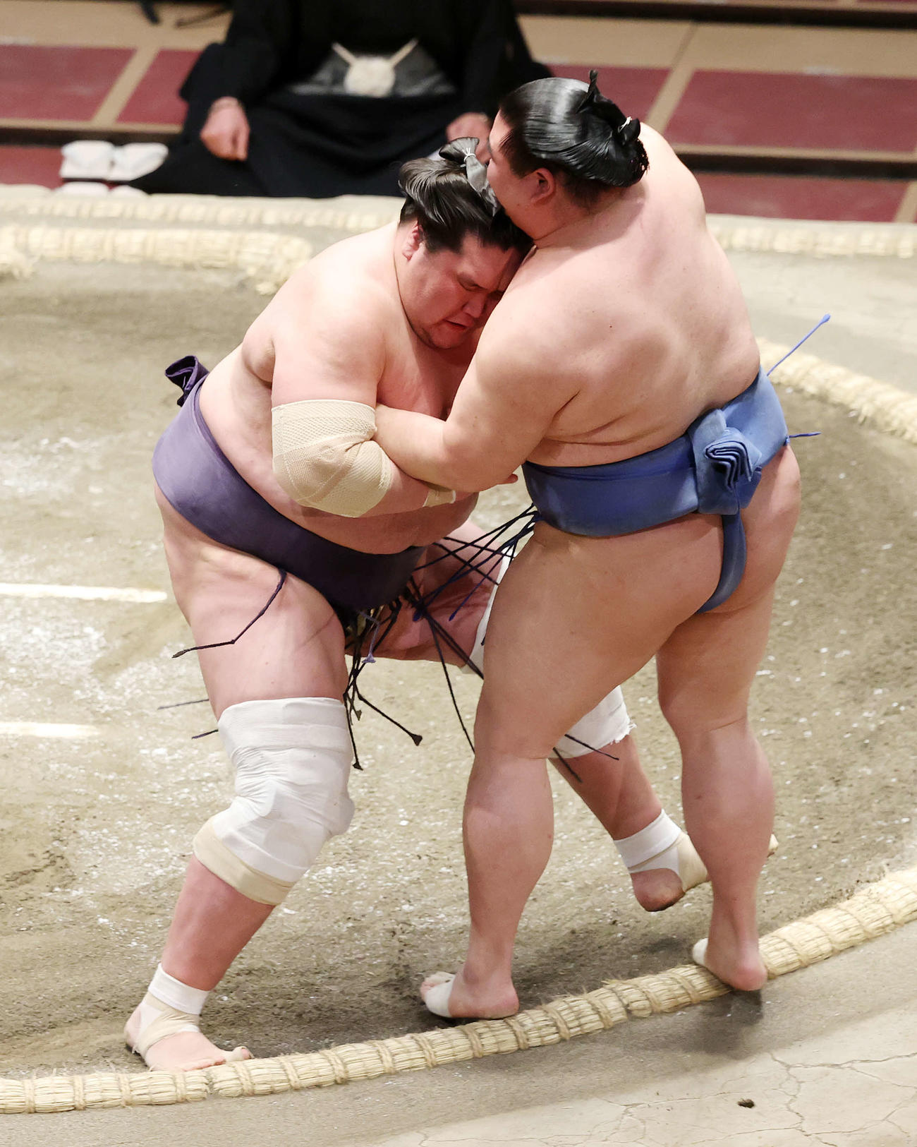 正代（右）を寄り切りで破る照ノ富士（撮影・鈴木正人）
