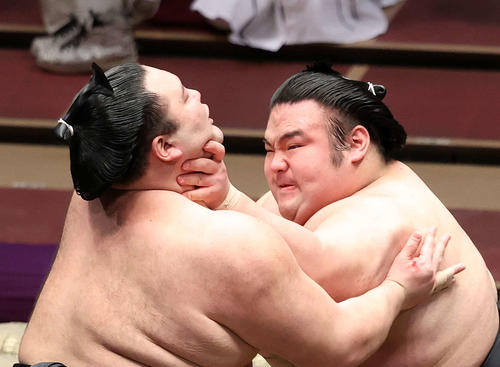 朝乃山（左）を激しく攻める貴景勝（撮影・鈴木正人）