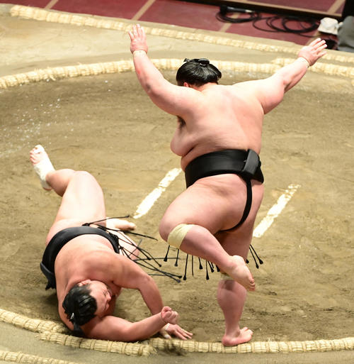 貴景勝は朝乃山（左）をはたき込みで破る（撮影・小沢裕）