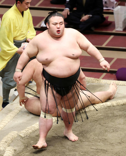 朝乃山（後方）をはたき込みで破った貴景勝（撮影・鈴木正人）