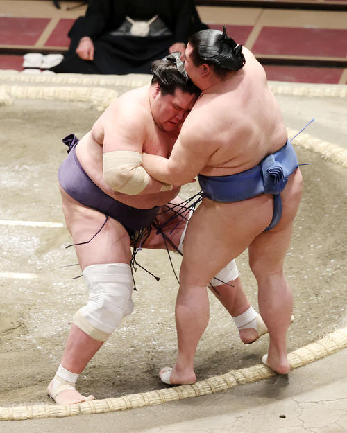 正代（右）を寄り切りで破る照ノ富士（撮影・鈴木正人）
