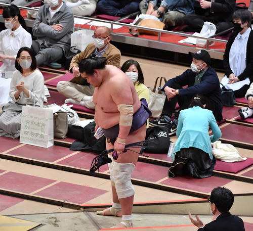 花道を引き揚げる照ノ富士（撮影・柴田隆二）