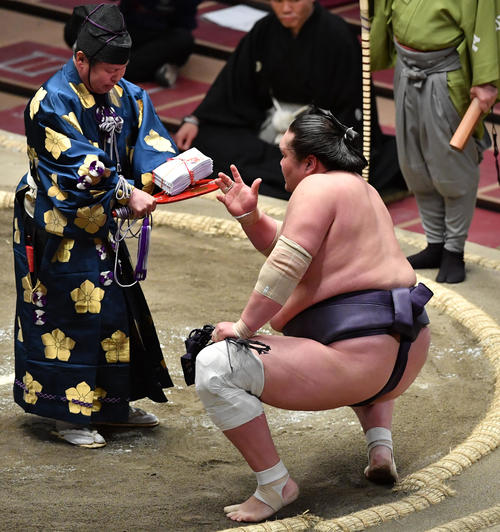 懸賞金を受け取る照ノ富士（撮影・柴田隆二）
