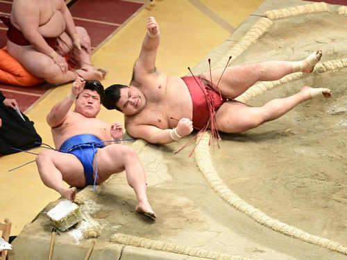 高安は若隆景（左）に寄り倒しで敗れる（撮影・小沢裕）