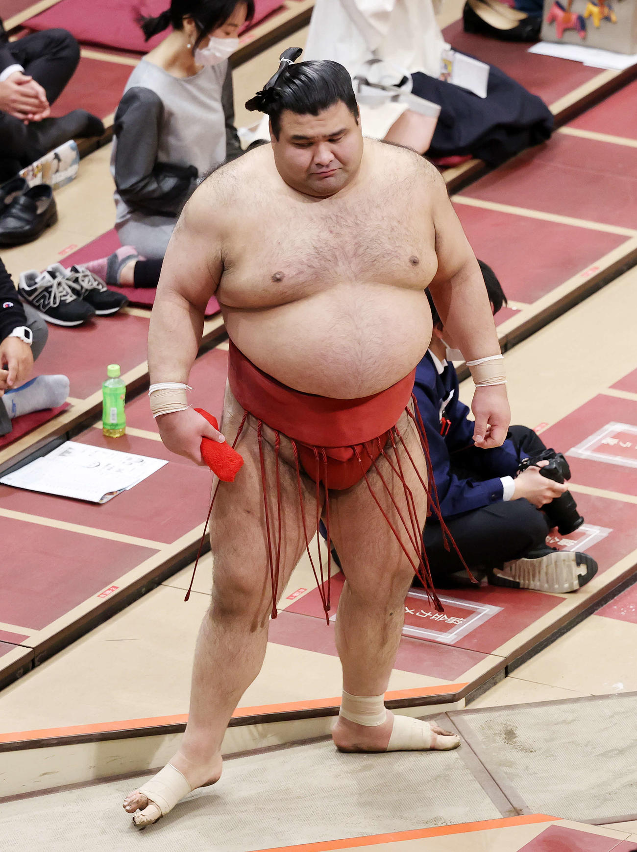若隆景に寄り倒しで敗れ土俵を引き揚げる高安（撮影・鈴木正人）