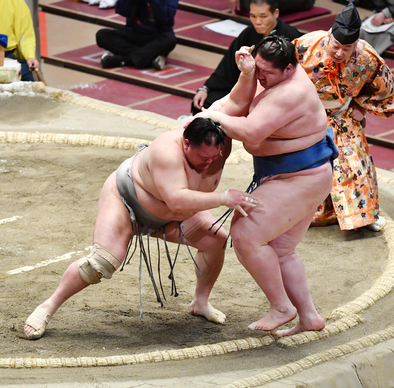 北勝富士(左)は逸ノ城を押し出しで破る（撮影・柴田隆二）