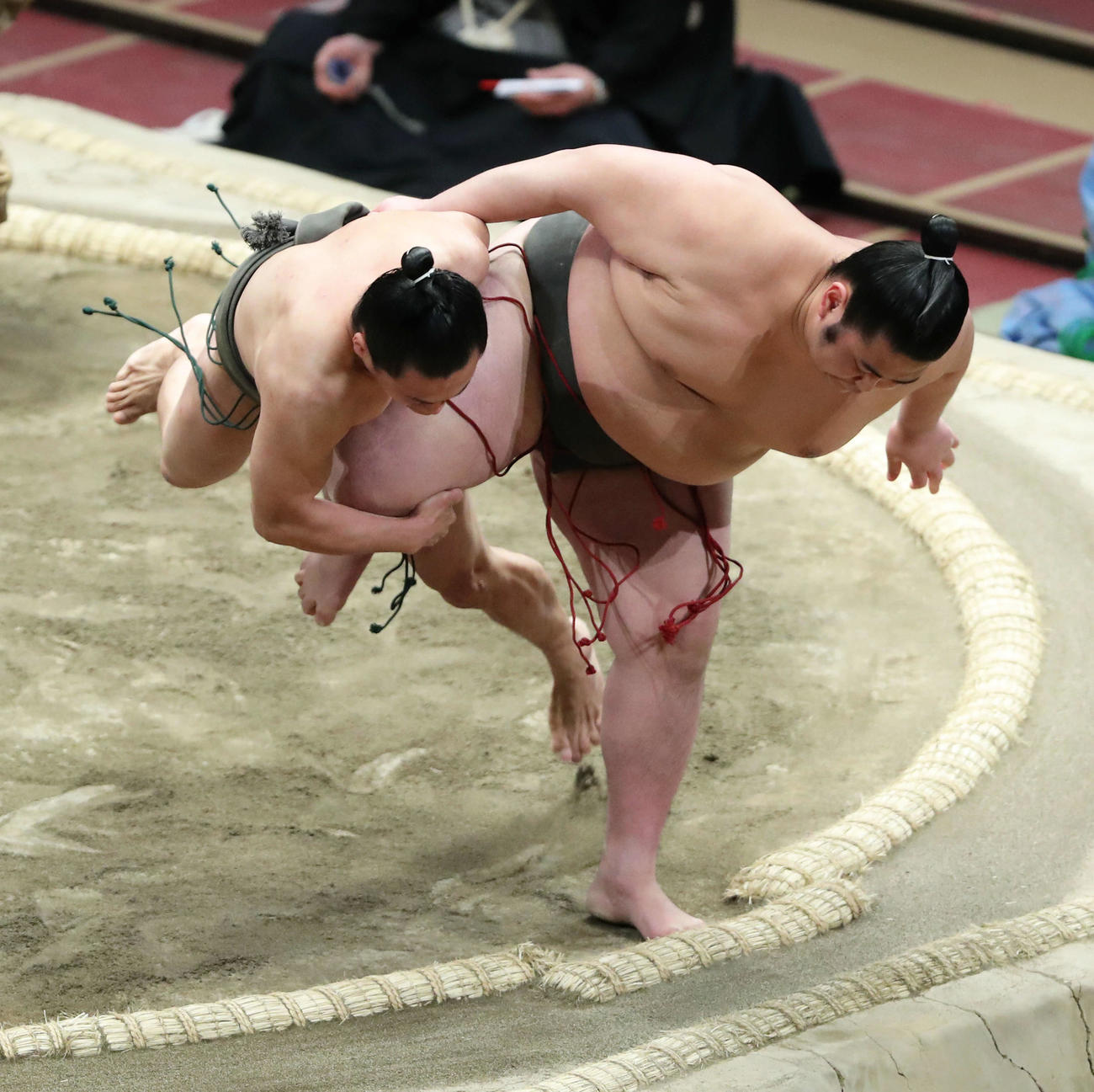 宇瑠寅（左）を上手投げで破る若藤岡（撮影・河田真司）