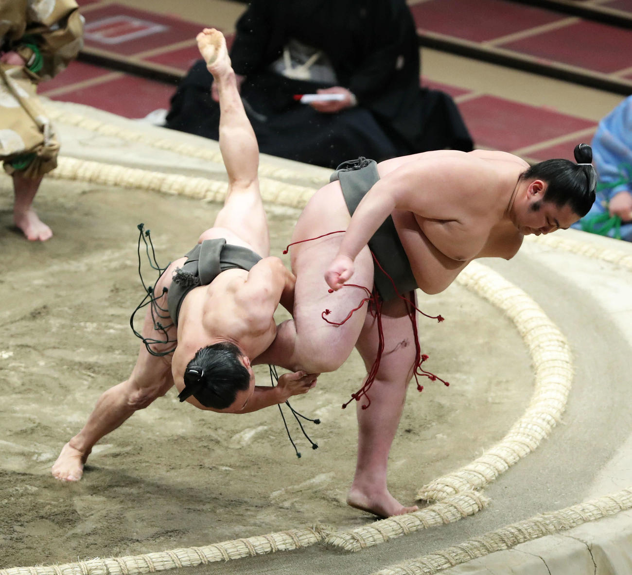 宇瑠寅（左）を上手投げで破る若藤岡（撮影・河田真司）