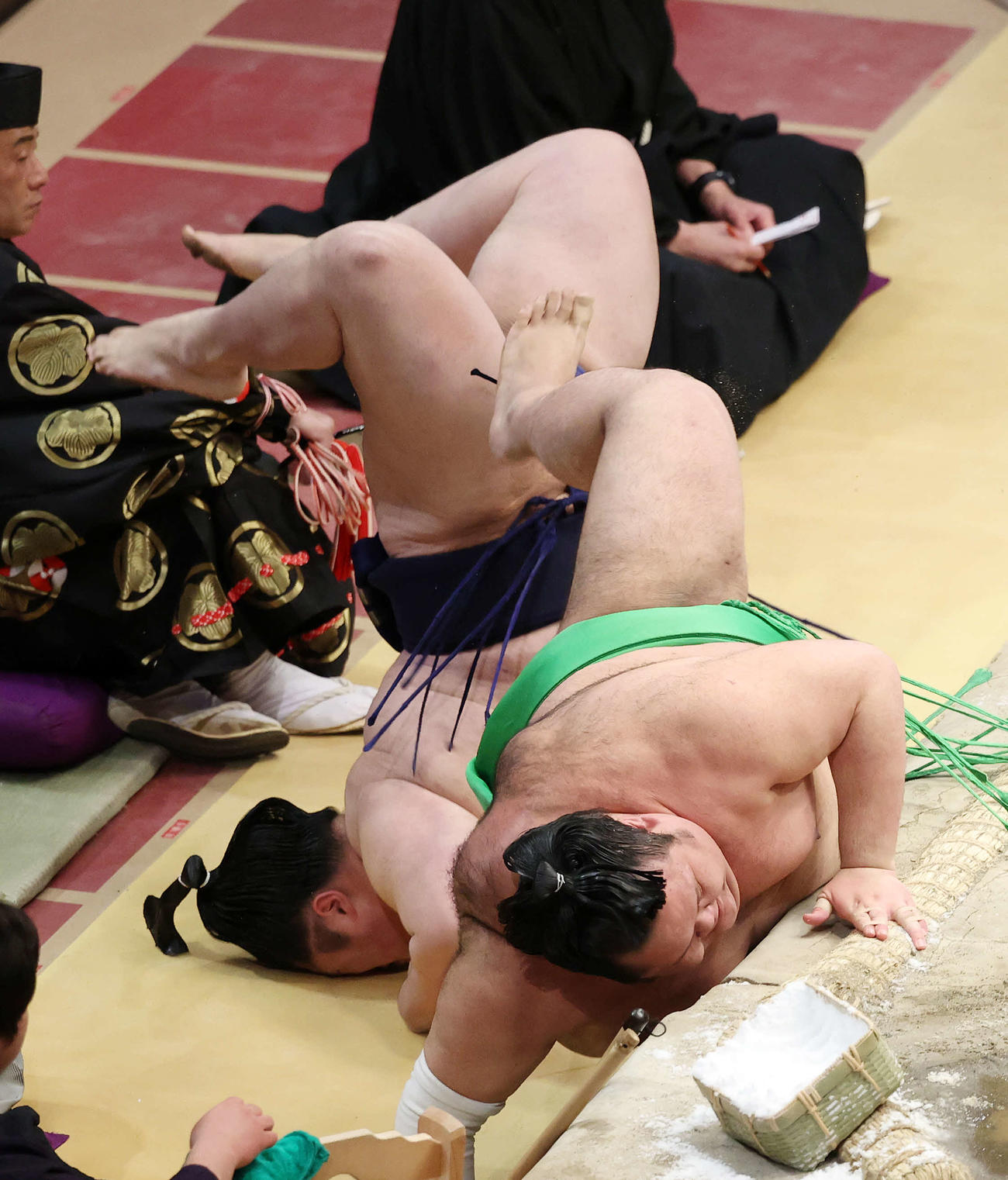 千代丸（手前）を寄り倒しで破った貴源治（撮影・鈴木正人）