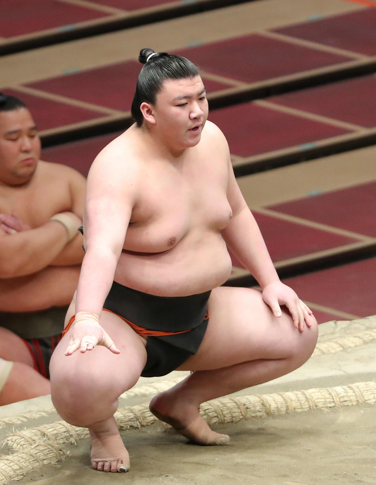 隠岐の富士を寄り切りで破り、勝ち名乗りを受ける夢道鵬（撮影・河田真司）