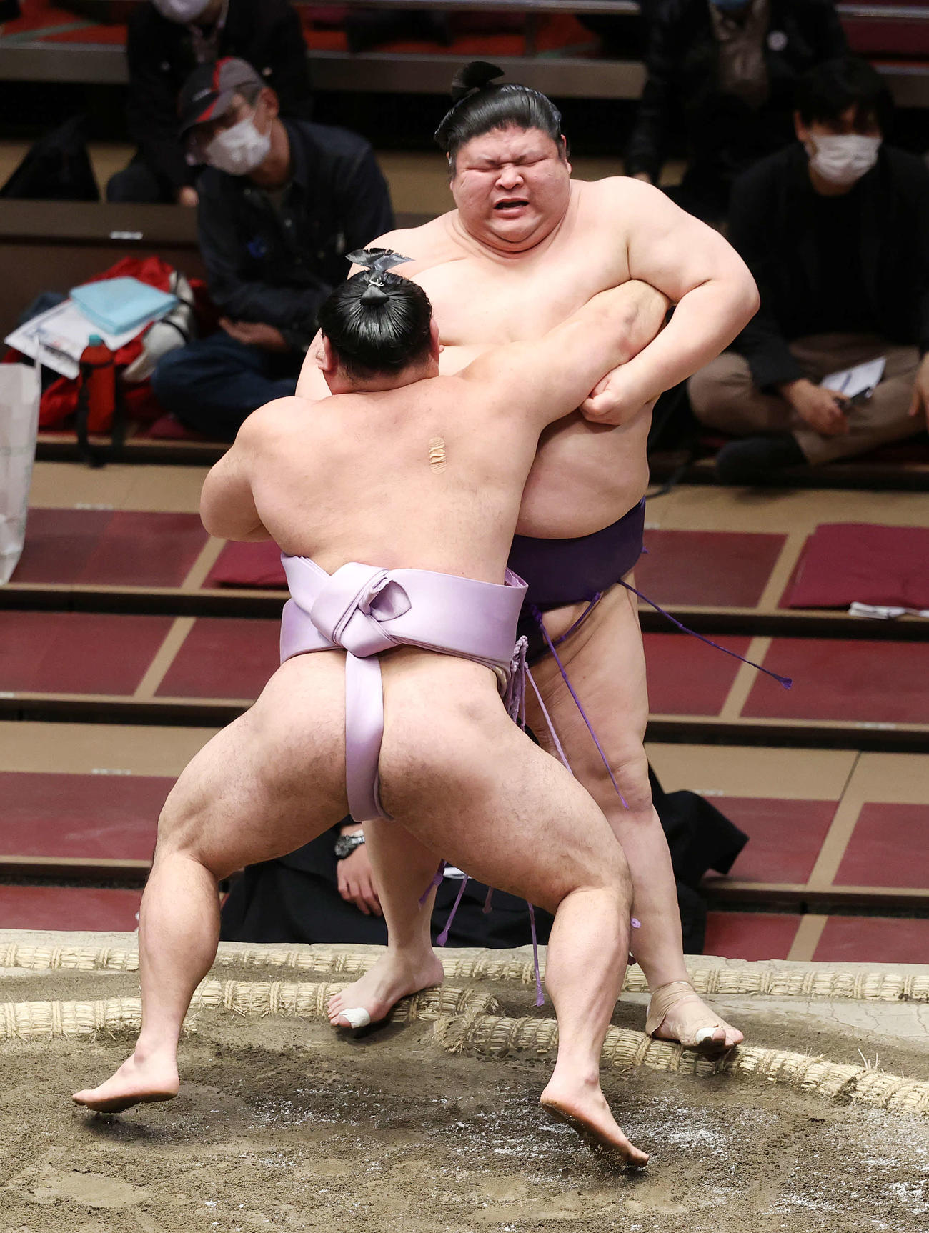 明瀬山（後方）を寄り切りで破る琴恵光（撮影・鈴木正人）