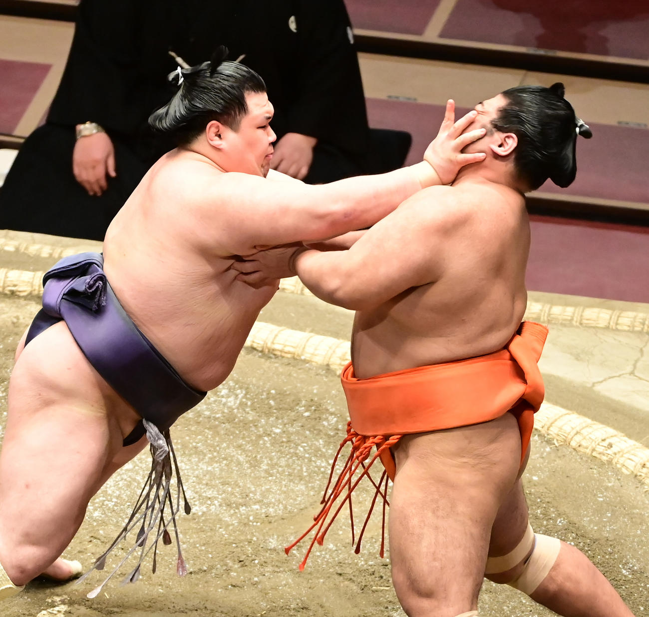 志摩ノ海（右）を突き押しで攻める阿武咲（撮影・小沢裕）