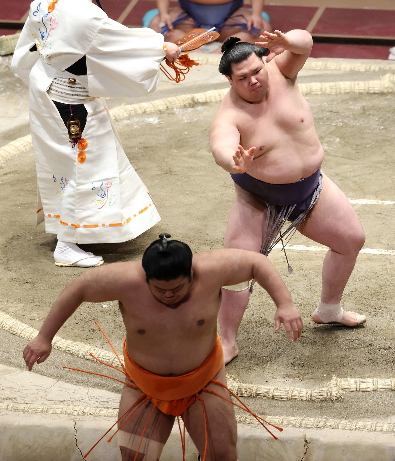 志摩ノ海（手前）を突き出しで破る阿武咲（撮影・鈴木正人）