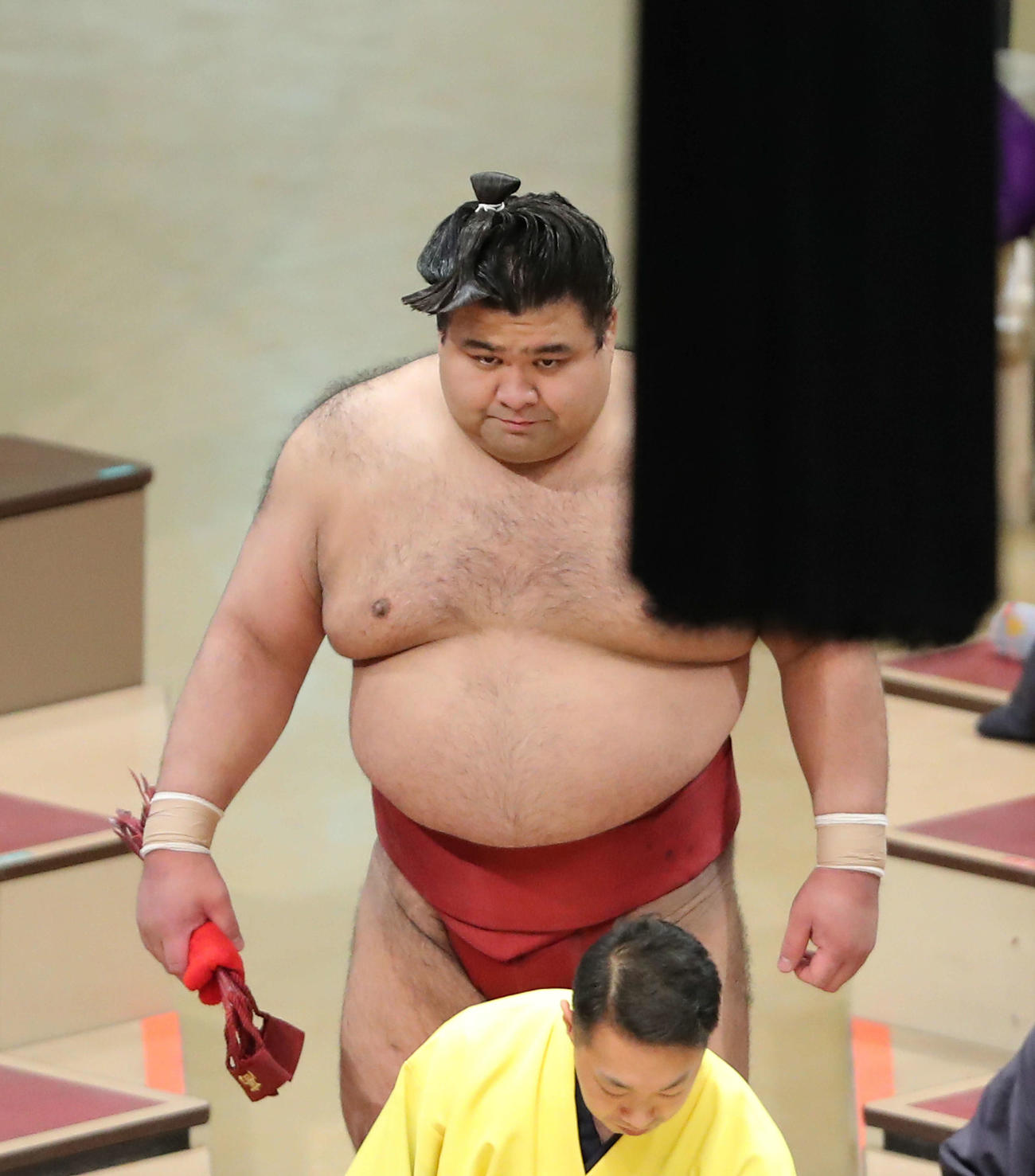 翔猿に首ひねりで敗れ、浮かない表情で引き揚げる高安（撮影・河田真司）