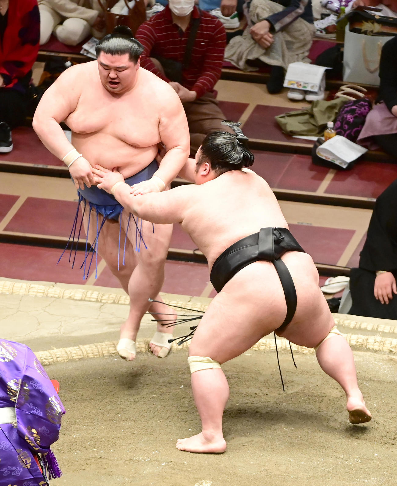 貴景勝は正代（左）を押し出しで破る（撮影・小沢裕）