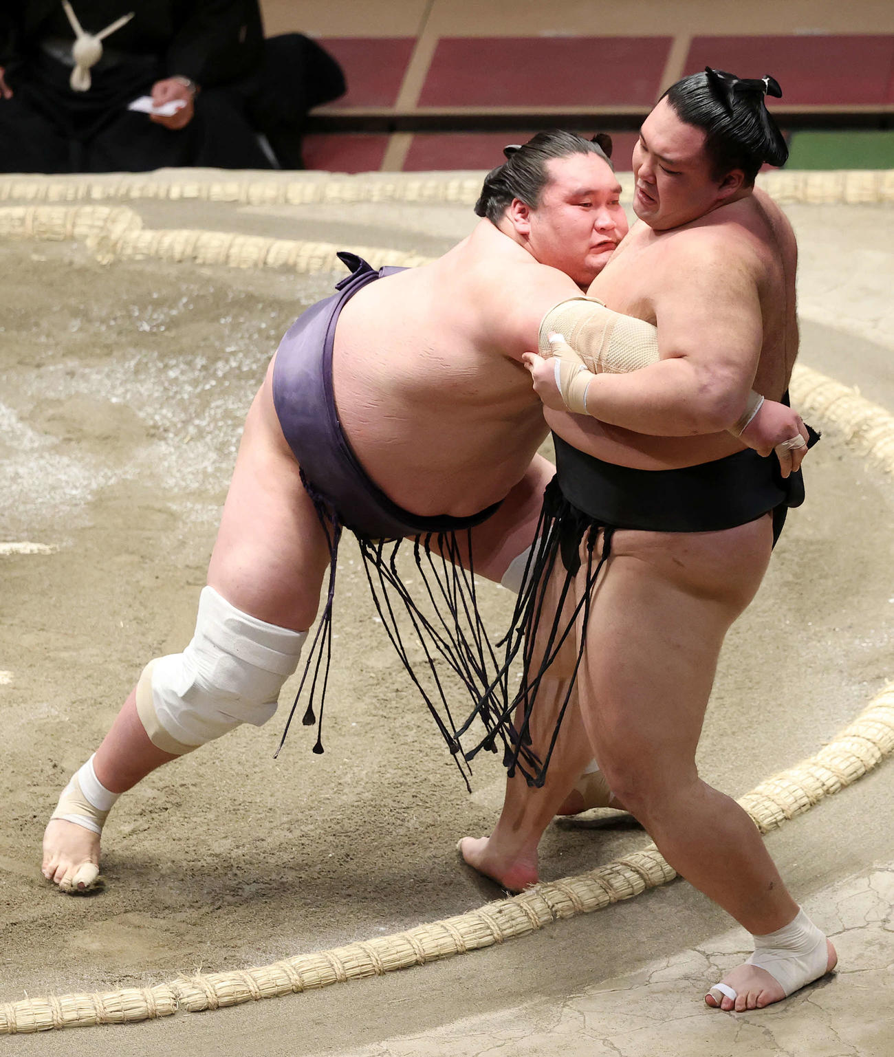 朝乃山（左）を寄り切りで破る照ノ富士（撮影・鈴木正人）