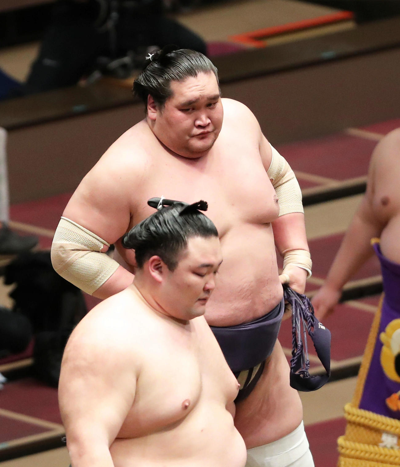 寄り切りで敗れた朝乃山（左）を、じっと見つめる照ノ富士（撮影・河田真司）