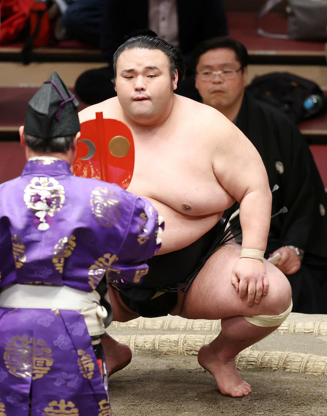 正代を押し出しで破り勝ち名乗りを受ける貴景勝（撮影・鈴木正人）