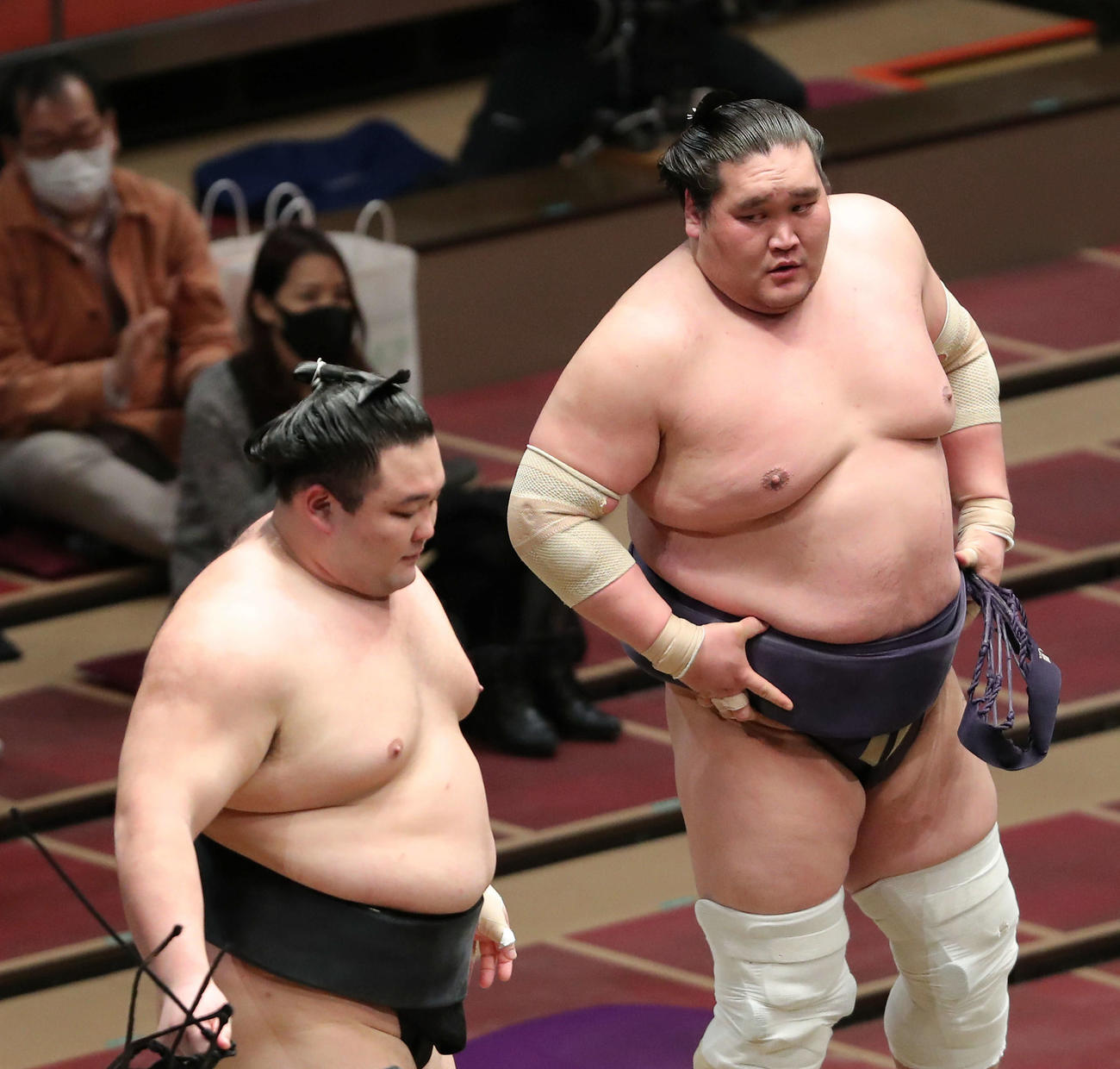 寄り切りで敗れた朝乃山（左）を、じっと見つめる照ノ富士（撮影・河田真司）