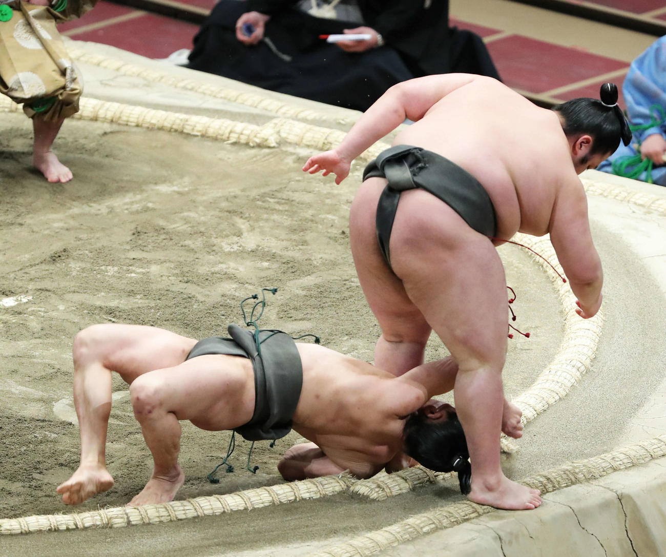 宇瑠寅（左）を上手投げで破る若藤岡（撮影・河田真司）