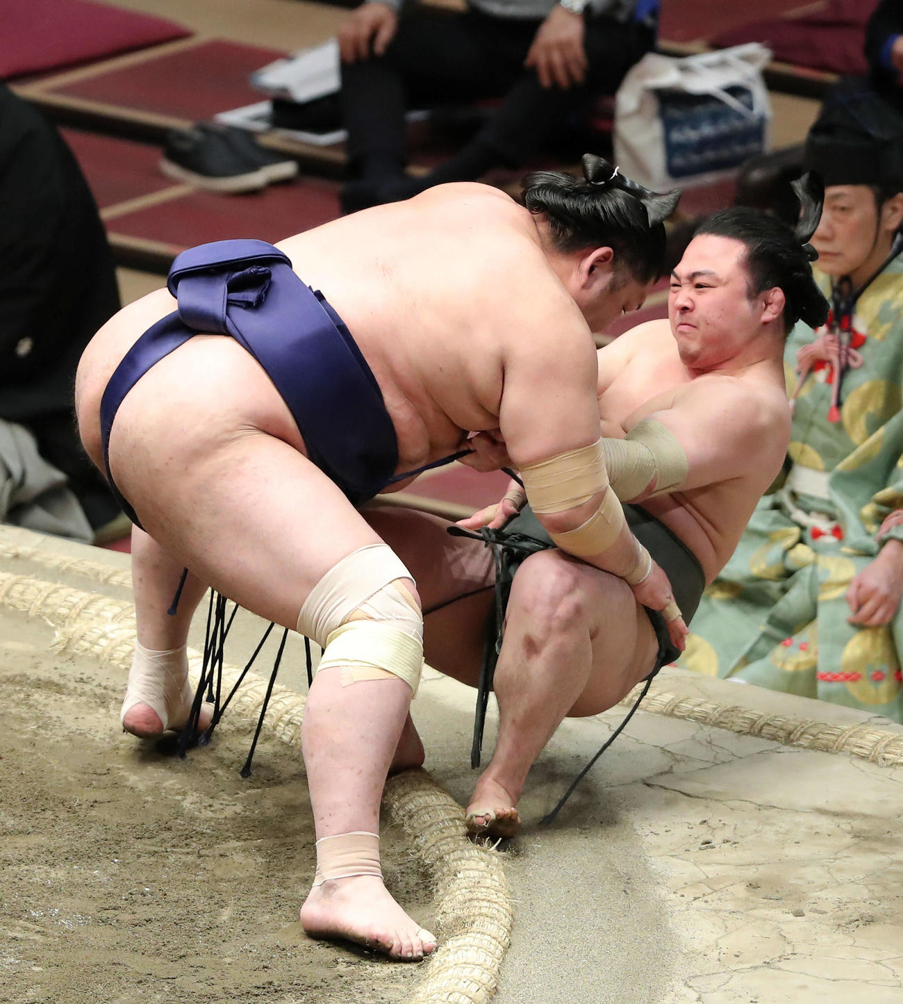 常幸龍（左）に寄り倒しで敗れる炎鵬（撮影・河田真司）