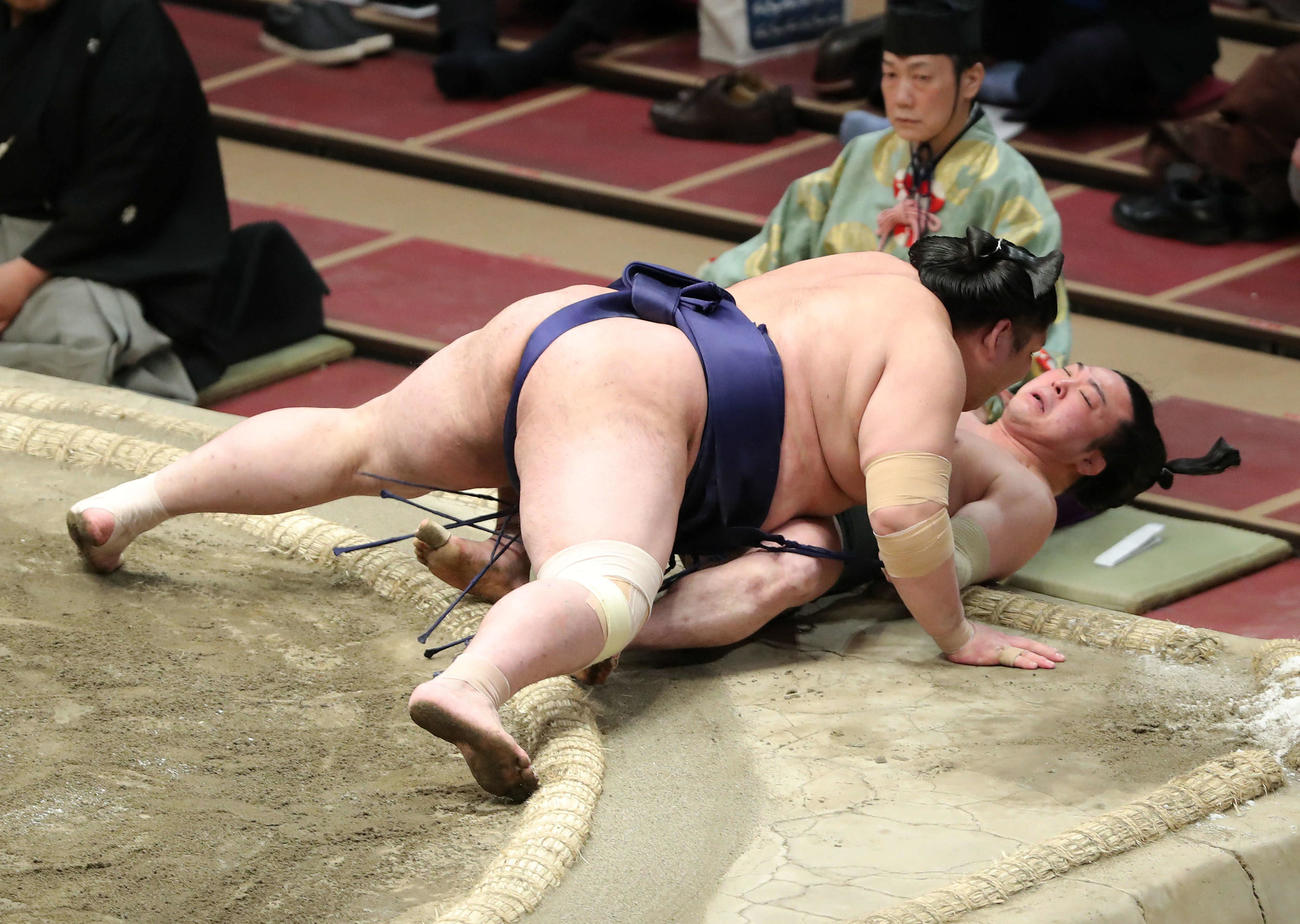 常幸龍（上）に寄り倒しで敗れる炎鵬（撮影・河田真司）